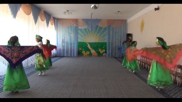 Russian folk dance with handkerchiefs/Русский народный танец с платками смотреть онлайн