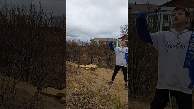 залетайте друзья делаем сальто     в следующем видео научим делать сальто))))!
