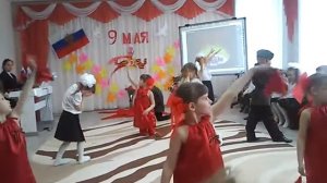 Дети танцуют «А закаты алые алые»