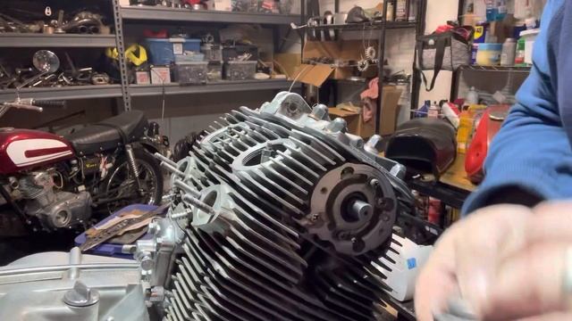 Adjust Engine Valves & Cam Chain Tensioner: Honda 305 Super Hawk смотреть онлайн