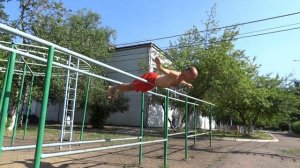 Гиперэкстензия на брусьях - как прокачать спину на улице | подкачка поясницы
