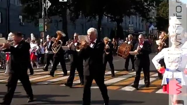 В центре Курска состоялся марш парад духовых оркестров смотреть онлайн