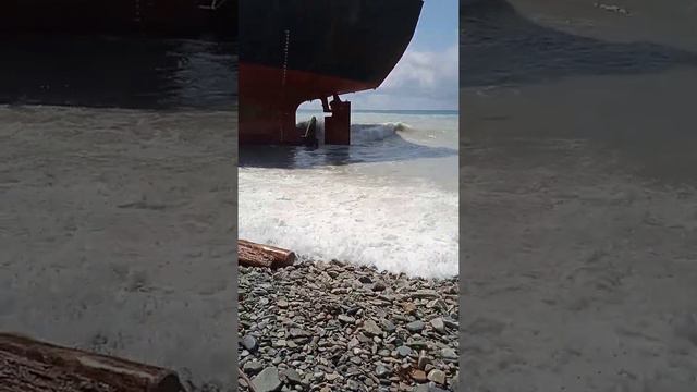Корабль Рио Rio севший на мель . под Геленджиком . смотреть онлайн