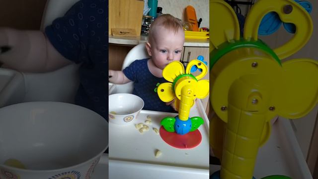 Учусь сам есть ложкой 🥄 смотреть онлайн