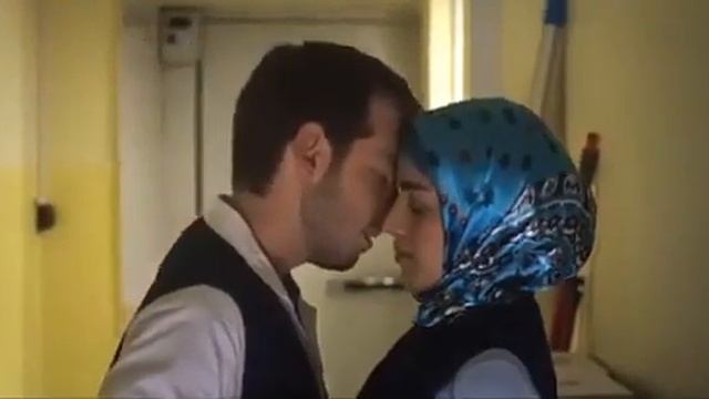 Türbanlı Türk Kızı Depoda Öpüşüyor смотреть онлайн