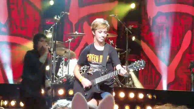 Green Day Cincinnati 8/20/17 Sadie Plays Guitar смотреть онлайн