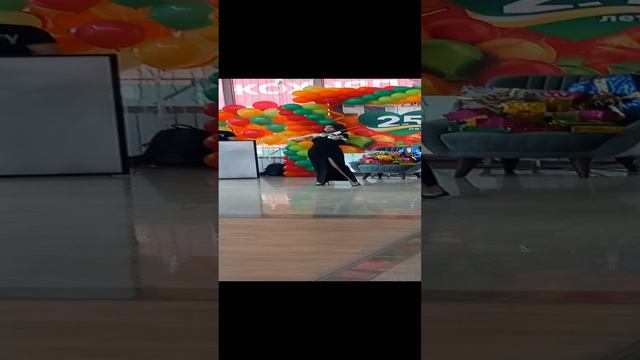 На скрипке  игра под музыку, магазин Ромарти, мебель,  25 лет отмечает, Тула, музыка