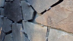 Как правильно клеить природный камень на фасад.