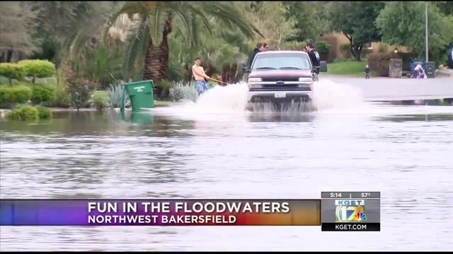 Fun in the floodwaters in Northwest Bakersfield смотреть онлайн
