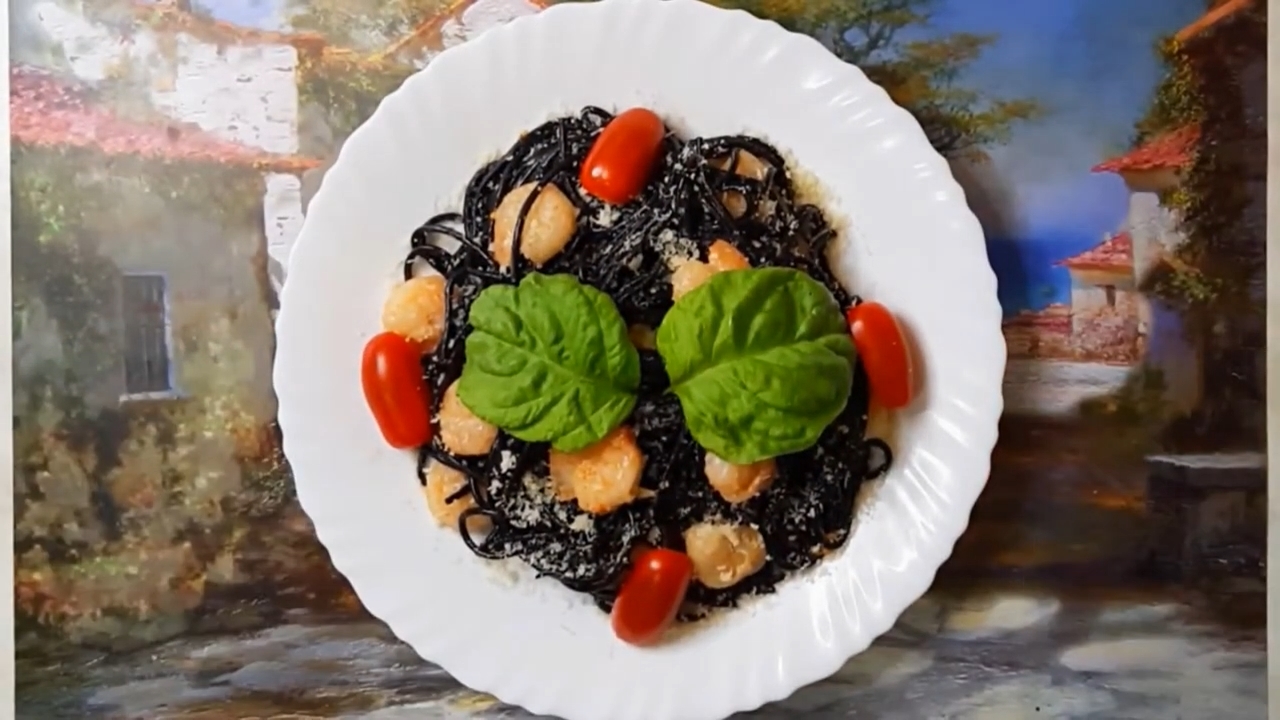 Паста с чернилами каракатицы в сливочном соусе с креветками