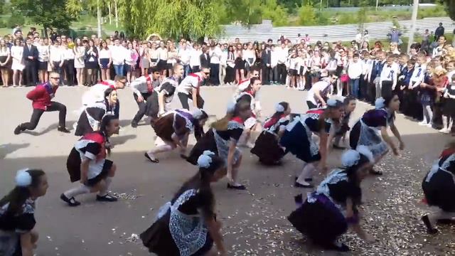 Последний звонок Флешмоб 11 б и 11 а классов Школа №145, город Харьков, 2016 г смотреть онлайн