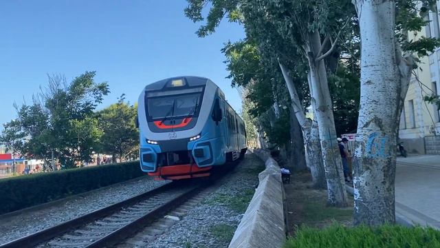 Крымский РА-3 едет по набережной Феодосии смотреть онлайн