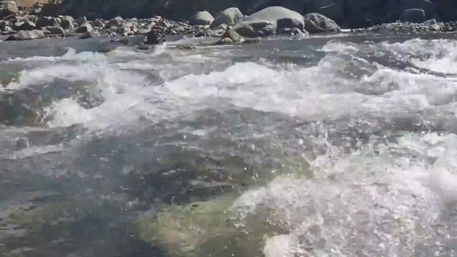 ШУМ ВОДЫ ГОРНОЙ РЕКИ УСПОКАЮВАЮЩИЕ ЗВУКИ ПРИРОДЫ ДЛЯ СНА Журчание воды. MUSIC SOUND FOR SLEEP смотреть онлайн