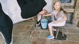 Говорящая КОРОВА /учимся доить Коров?