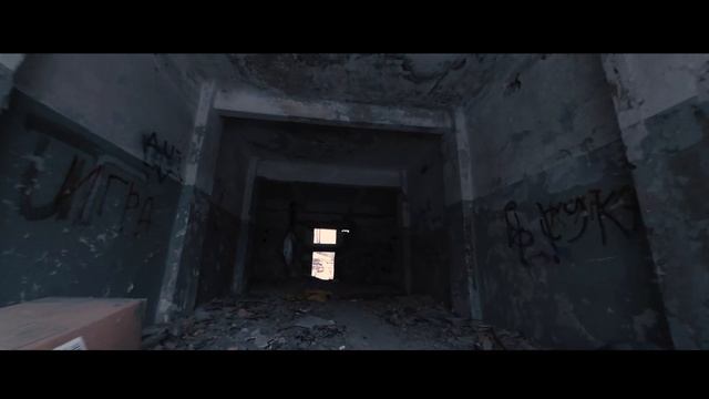 Старая заброшенная школа внутри с FPV дрона смотреть онлайн