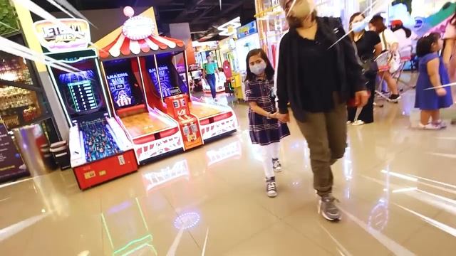 Beating Every Game In An Arcade!! (IPhone 14 Jackpot?!) | Ranz and Niana смотреть онлайн