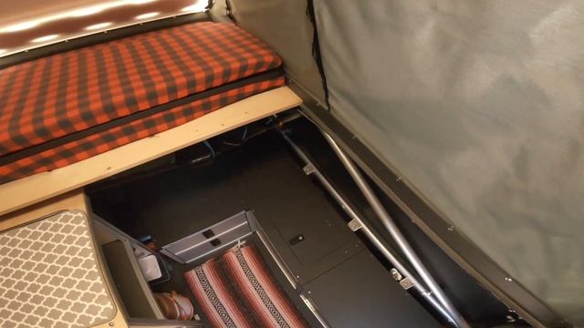 Desk To Glory’s 1990 Toyota Pickup “Little Red” Walk Around смотреть онлайн