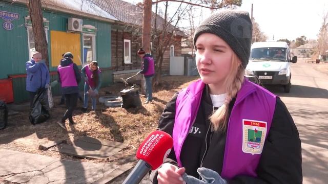 Акция "Чистый двор". Волонтеры помогают убирать придворовые територии пожилых получателей соцуслуг смотреть онлайн