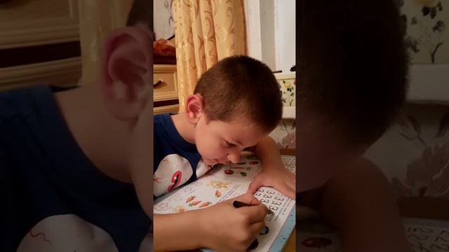 Артушка учится писать цифры. смотреть онлайн