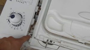 Падает крышка люка вертикальной стиральной машины.