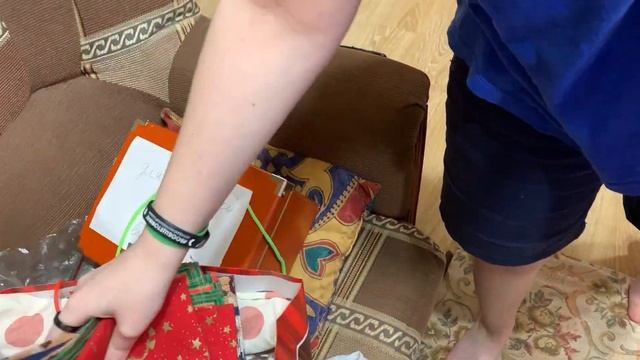 №1024 Съездили в Москву за ЁЛКОЙ и ИГРУШКАМИ ? Передачки от БАБУШКИ ? Разбираем сумки ВЛОГ