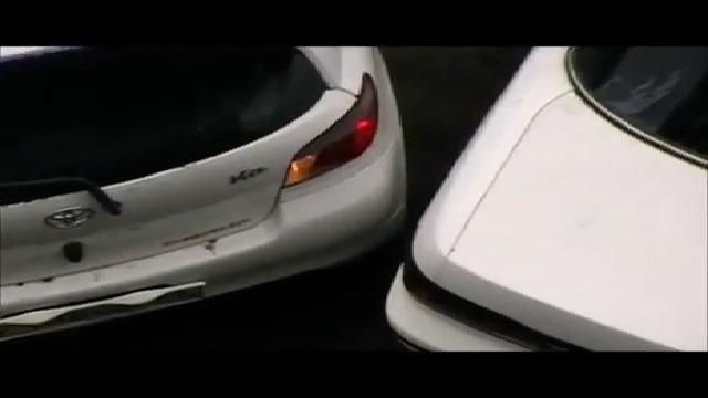 Парень феерично выезжает с парковки смотреть онлайн