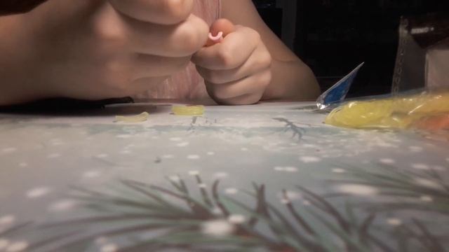 Семья свинок/мастер класс с манюхастиком:как плести браслетик ТРОТУАР(на 2 рогатке.) смотреть онлайн