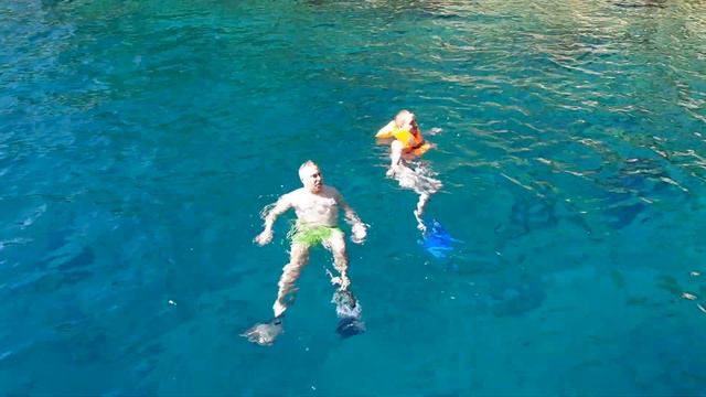 Первый заплыв с ластами. Сашка-рыбка. Очень круто. Турция. Эгейское море. Октябрь 2020. смотреть онлайн