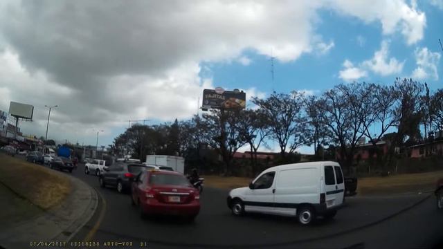 Bus sostiene el tránsito en rotonda смотреть онлайн