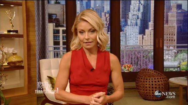 Kelly Ripa Returns to 'Live' смотреть онлайн