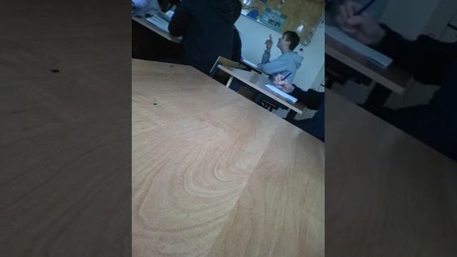 Одноклассникам скучно на уроке :-D смотреть онлайн