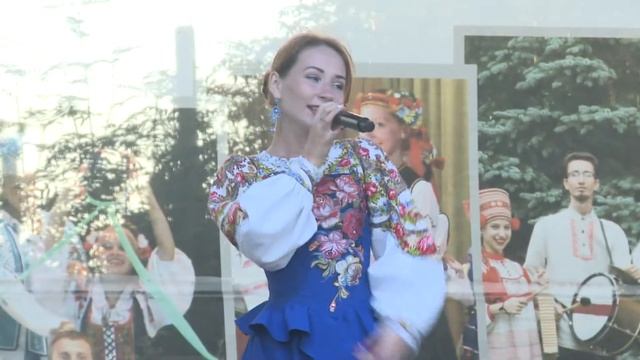 "Ой вставала я ранёшенько", "Ой, я знаю, що грiх маю", "На солнечной поляночке". смотреть онлайн
