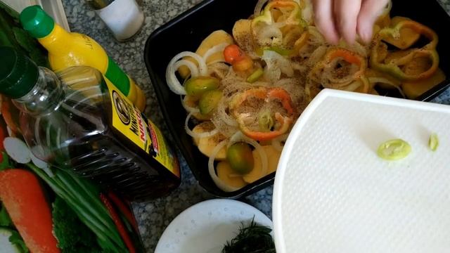 Запеченная рыба с овощами в духовке | Baked fish with vegetables in the oven смотреть онлайн