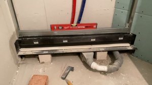 Душевая кабина - гипсокартонная обшивка стены, в два слоя.