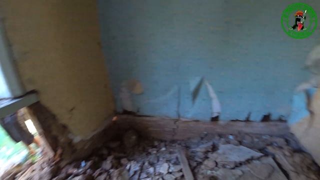 Интересно,что же там за такими воротами.Verlassene Militärbasis der UdSSR. смотреть онлайн