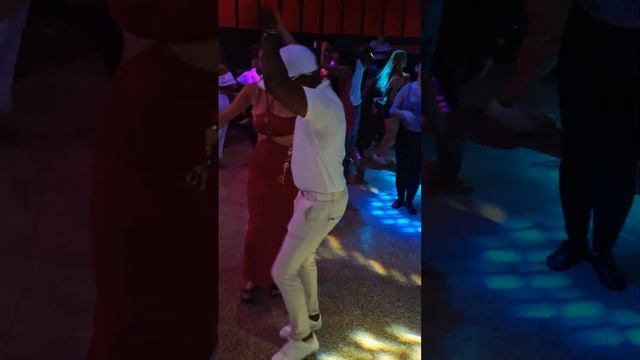 Maykel Blanco- A Que Cojo Cien En La Habana Salsa Cubana смотреть онлайн
