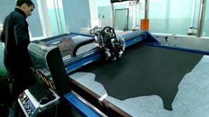 Плоттер раскроя кожи Atom Flashcut 888. Компьютерный раскрой кожи. Укладка шаблонов и раскрой.