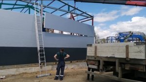 Монтаж  стен сэндвич панелями  с  манипулятором 6 часть