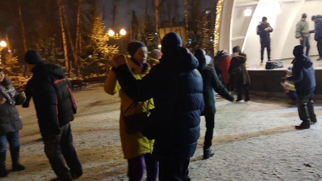 Нiч красива i весела Танцы в парке Горького Харьков Декабрь 2021 смотреть онлайн
