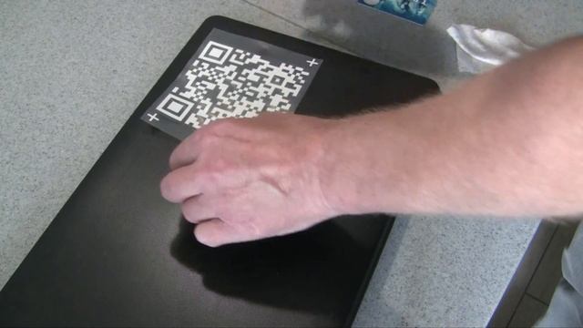Наклеивание винилового стикера QR-кода на прозрачной плёнке. смотреть онлайн