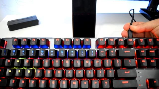 TECLADO MECÂNICO TKL, BLUETOOTH E RGB - Machenike K7 смотреть онлайн