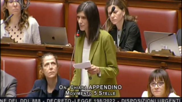 CHIARA APPENDINO: "IL GOVERNO TRADISCE 30.000 LAVORATRICI" смотреть онлайн