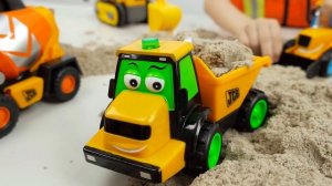 Рабочие МАШИНКИ и Строитель Даник строят ДЕТСКУЮ ПЛОЩАДКУ в кинетическом песке. Про Машинки
