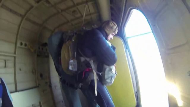 Прыжки с парашютом в Стародубе (парашют Д6, самолёт Ан-2,высота 950м) смотреть онлайн