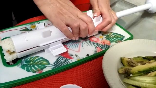 Делаем суши дома с помощью машинки / We do sushi at home with the help of machines смотреть онлайн
