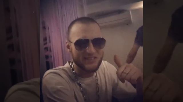 На вечеринке у друзей. смотреть онлайн