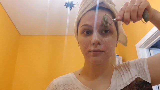 Снять отёк и улучшить цвет лица? Массаж лица роликом Гуаша по маске смотреть онлайн