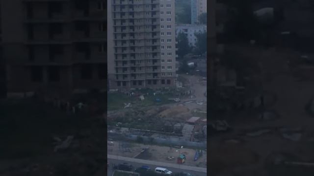 В Октябрьском районе Красноярска дольщики рядом с недостроенным домом провели обряд. смотреть онлайн