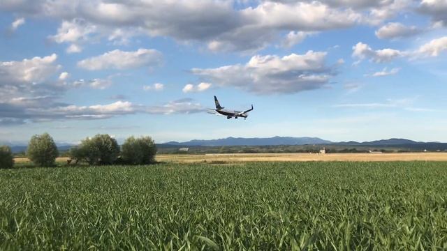 Boeing 737 lands at the Trieste airport смотреть онлайн