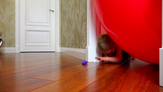 Bad Baby Лопнули Гигантский Шар в Квартире - Соседи в Шоке Giant Balloon in my House смотреть онлайн